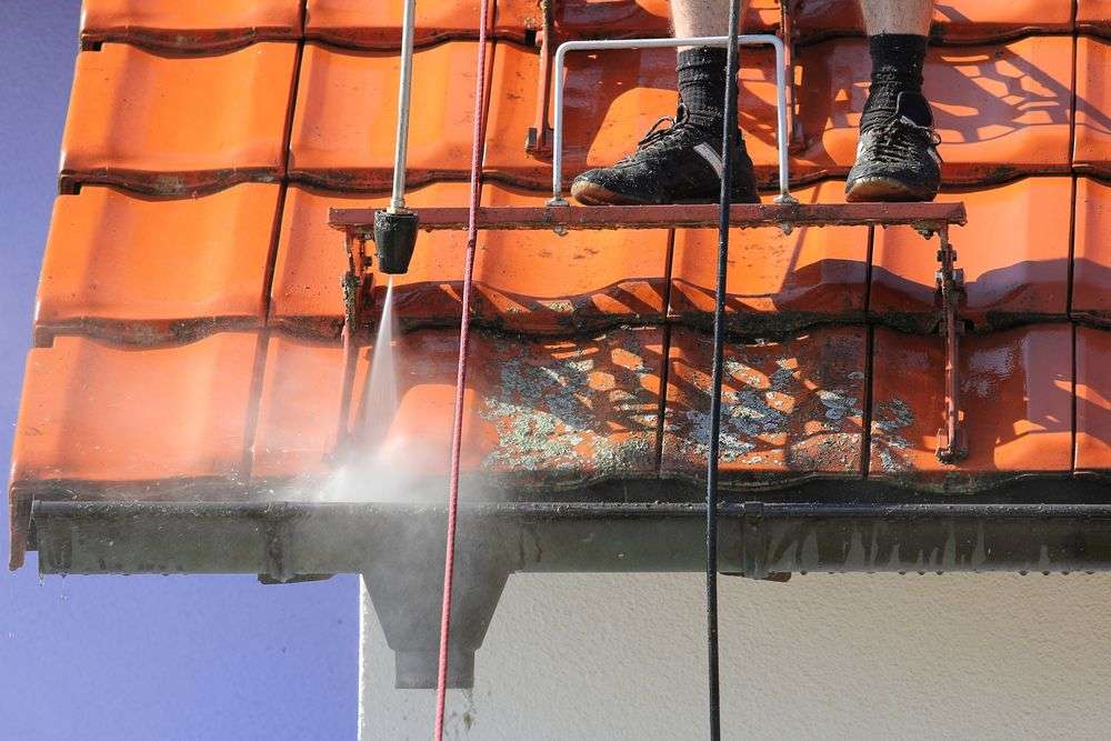 Reinigen van de dakpannen in 0162