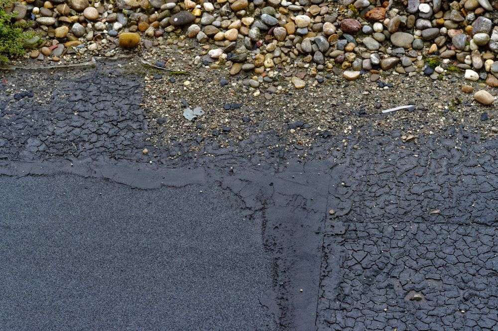 Scheur in het bitumen dak in Oosterhout