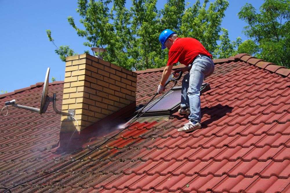 Schoonspuiten van de dakpannen in Oosterhout